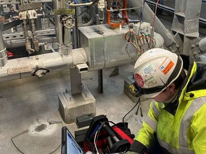 Hydraulic hose assemblies and fittings staged for pressure testing